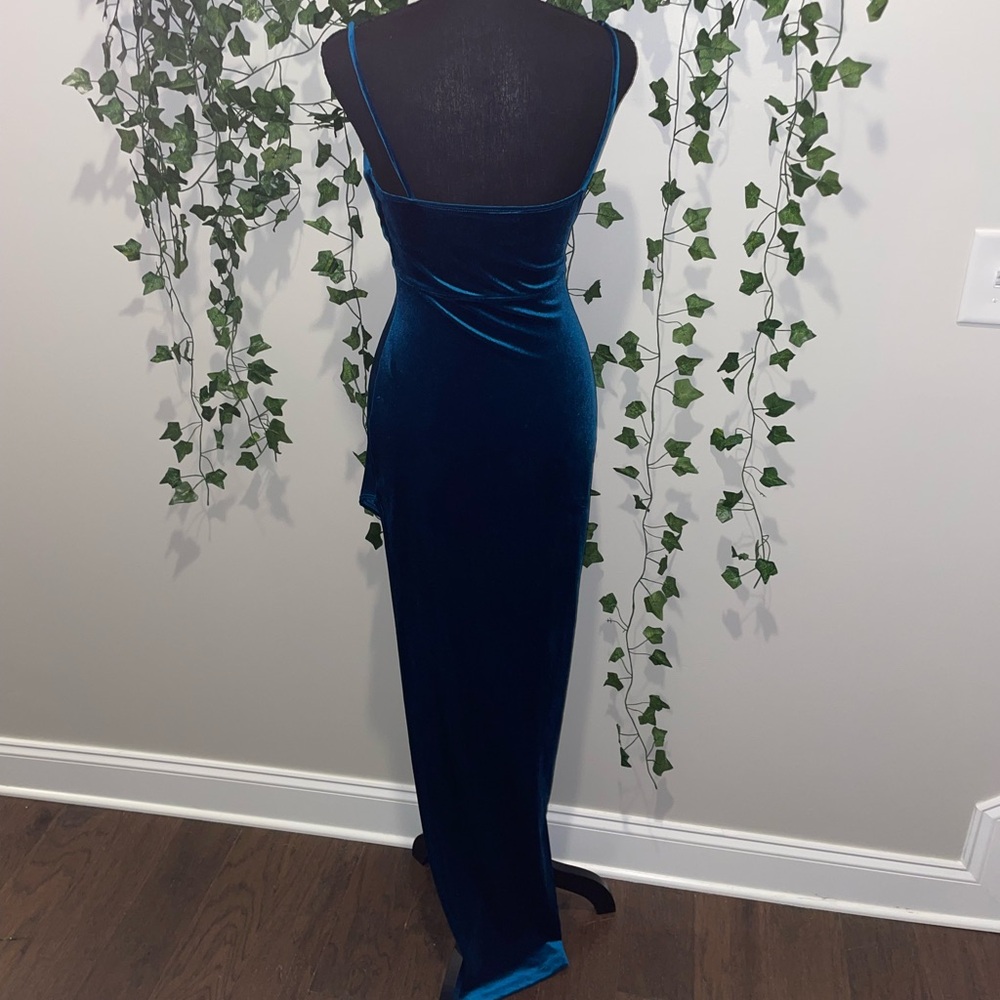 Windsor | Riley Ruched Velvet Formal Dress - Picture 3 of 3
